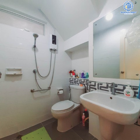 *****บ้านเดี่ยวมือสองย่านนนทบุรี ม.อินนิซิโอ ปิ่นเกล้า-วงแหวน เนื้อที่กว้าง 50 ตร.ว. ฟังก์ชัน 3 ห้องนอน 2 ห้องน้ำ ที่จอดรถ 2 คัน บ้านหลังใหญ่ มีบริเวณกว้างขวาง บนทำเลแห่งการเดินทาง ใกล้รถไฟฟ้าสายสีม่วง "สถานีตลาดบางใหญ่" และทางด่วน "ศรีรัช"